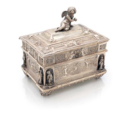 Cofanetto portagioie in argento sormontato da figura scultorea di Cupido,...