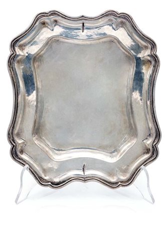 Piatto rettangolare sagomato in argento, Venezia, XX secolo cm 23x28 - gr....
