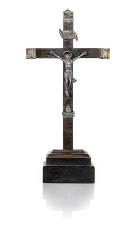 Cristo crocifisso in argento fuso e cesellato, XVIII secolo cm 12x10 - con la...