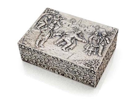 Scatola in argento sbalzato e cesellato, Germania, XIX secolo cm 3,7x11,4x8,3...