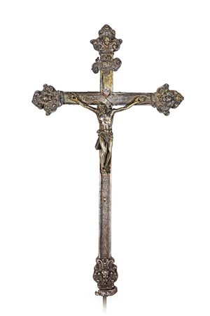 Croce astile argento e lamina d'argento sbalzata, XVII secolo cm 70x39 -...