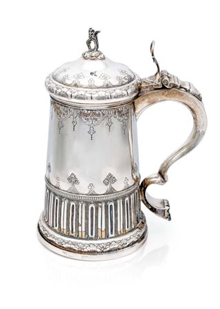 Boccale in argento con coperchio incernierato e manico sagomato altezza cm 22...