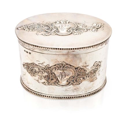 Tea caddy in argento cm 8,7x13x9 - gr. 354 di forma ovale con profili...