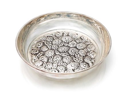 Vaschetta centrotavola con margherite sbalzate, Greggio cm 4,5x22 - gr. 330