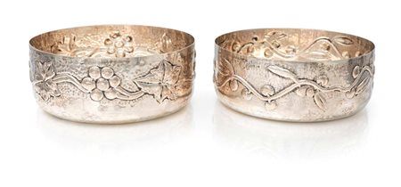 Due vaschette circolari con tralci sbalzati, Calegaro, Padova cm 6x15 - gr....