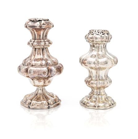 Spargizucchero e un ampolla per l'acqua di rose in argento altezza cm 13 e cm...