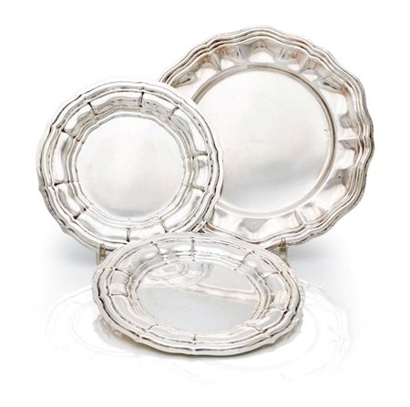Tre piatti circolari in argento 800/000 dalle analoghe caratteristiche...