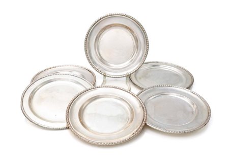 Sei piattini in argento dalle simili caratteristiche diametro cm 14,5 ca. -...