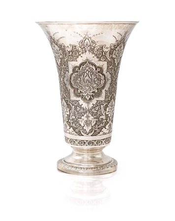 Vaso a tromba in argento inciso su piede circolare cm 14x10 - gr. 216...