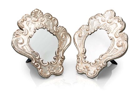 Coppia di cartegloria in lamina d'argento sbalzata con specchio cm 23x20,5...