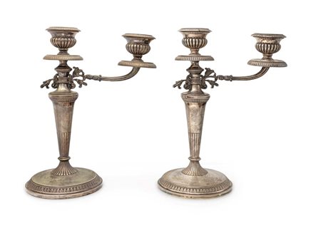 Coppia di candelieri a due luci in argento 800/000 altezza cm 25x17,5 - peso...