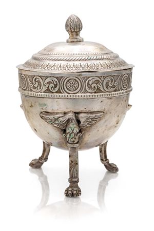 Zuccheriera in argento con coperchio, Italia, fine del XIX secolo cm 14x10 -...