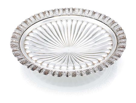 Centrotavola ovale con bordo ondulato caratterizzato da un fitto intreccio...