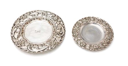Due piattini diversi con tesa sbalzata diametro cm 13 e cm 10 rispettivamente...