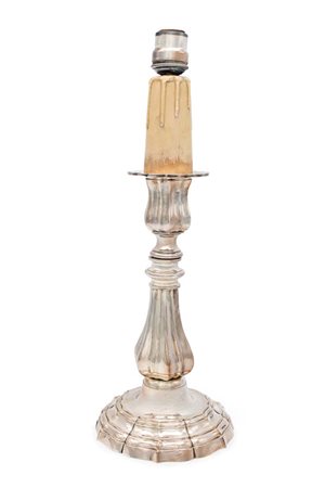 Candeliere sagomato in argento montato a lume elettrico, America del Sud, XX...