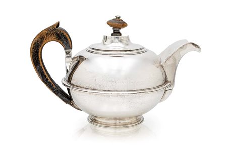 Teiera in argento cm 14,5x24,5x15 - gr. 866 corpo sferico, versatoio a becco...