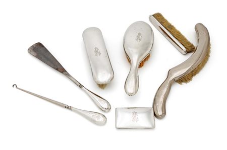 Servizio da toletta con lettere "A.C." incise gr. 60 (il coperchio) composto...