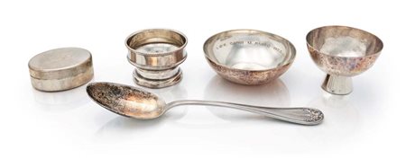 Lotto di cinque oggetti in argento 800/000 peso complessivo gr. 190 tre...