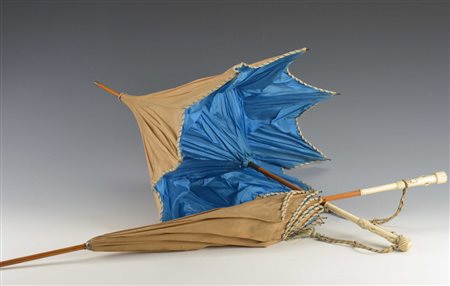Lotto composto da due ombrelli parasole con manici in avorio inciso e...