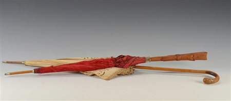 Lotto composto da due ombrelli, uno in pizzo e l'altro animato in legno...