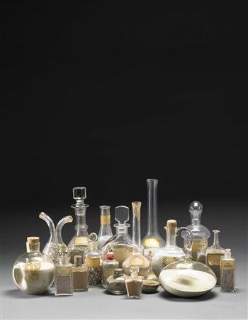 Collezione di bottiglie e vasetti in vetro di diverse epoche e decoro...