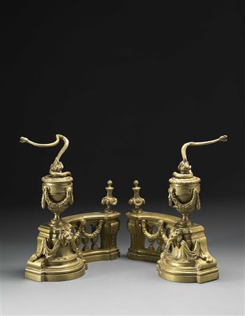 Coppia di alari in bronzo dorato e cesellato a festoni, teste leonine e vasi...