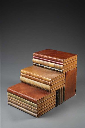 Scaletta da biblioteca decorata a finti libri in pelle impressa in oro con...