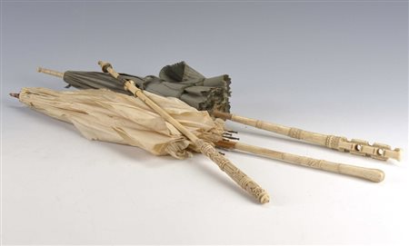 Lotto composto da due ombrelli e un manico in avorio incisi, traforati e...