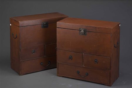 Coppia di mobiletti in lacca color marrone con coperchio apribile e tre...