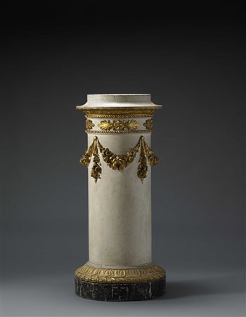 Colonna portavaso in legno laccato avorio decorata da fregi intagliati a...
