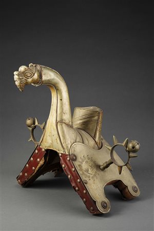 Parte di sella orientale in metallo inciso e sbalzato con pomo a forma di...