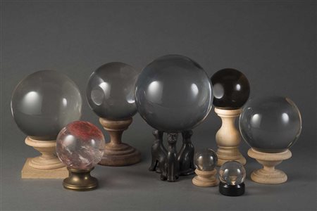 Lotto di otto sfere in cristallo e quarzo poggianti su supporti...