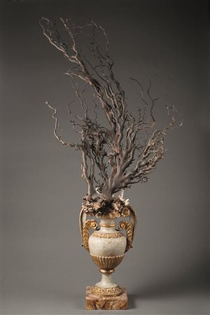 Portapalme biansato del secolo XIX in legno laccato e dorato con base a finto...