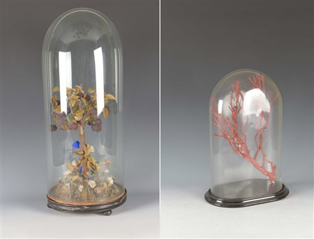 Lotto composto da una composizione con frutta ed un rametto in legno dipinto...