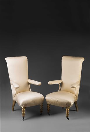 Coppia di poltroncine da camera a schienale alto, gambe anteriori tornite e...