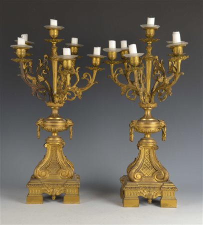 Coppia di candelieri a sei fiamme in bronzo dorato, braccia decorate a...
