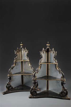 Coppia di alzate angolari a tre ripiani in legno ebanizzato, dorato ed...