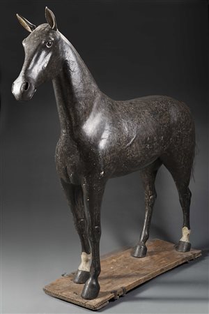 Modello di cavallo cavallo baio scuro a grandezza naturale in legno laccato....
