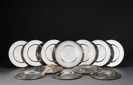 Gruppo di dodici sottopiatti in argento liscio. Punzoni Dabbene Milano (g....