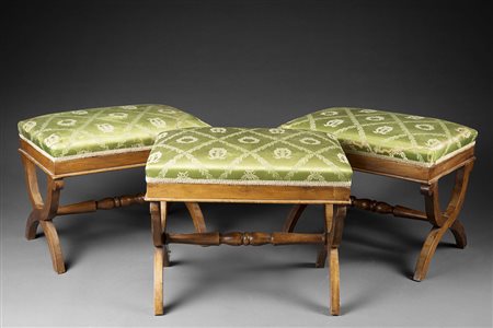 Tre poggiapiedi rivestiti in seta verde con decoro classico, con gambe ad 'x'...