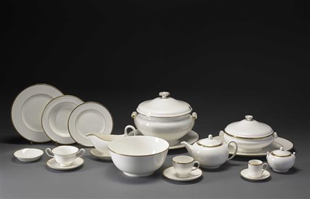 Manifattura Wedgwood, parte di servizio di piatti in porcellana con profili...