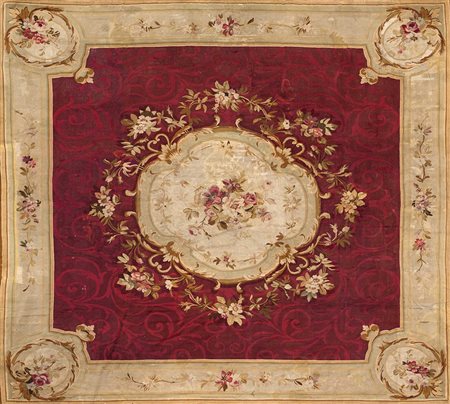 Tappeto Aubusson a fondo rosso ricamato a volute e al centro da rose entro...
