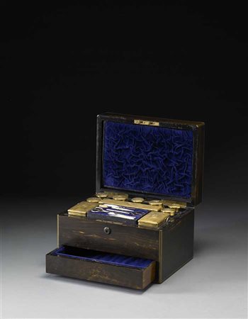 Scatola da toilette in mogano con profili e cifre in ottone ad un cassetto...