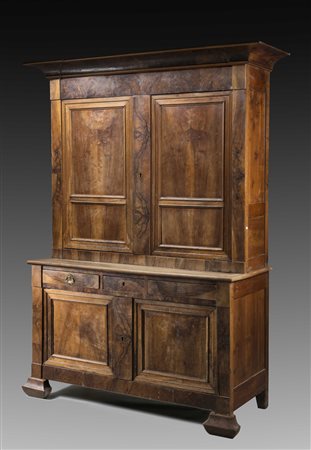 Libreria a due corpi in noce e piuma di noce, parte superiore a due ante...