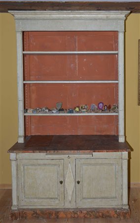 Libreria a doppio corpo in legno laccato avorio con fascia inferiore a finto...