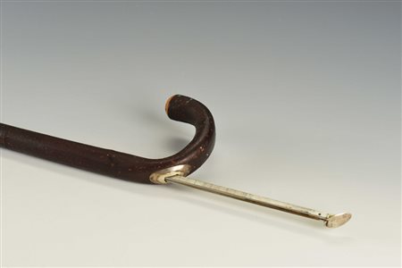 Bastone da passeggio animato, in legno, celante strumento in argento per la...