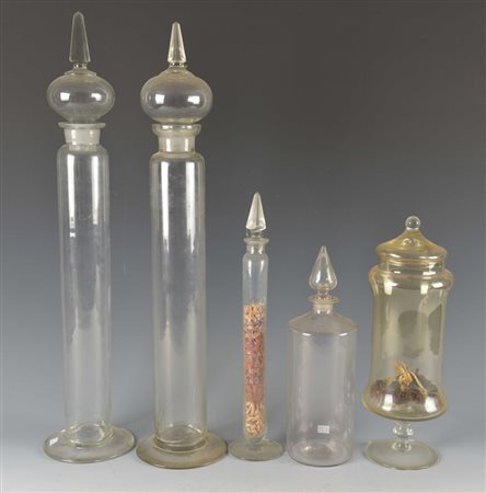 Lotto composto da cinque contenitori di diversa epoca in vetro(difetti) Lot...