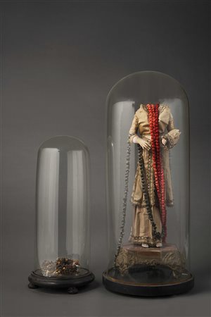 Lotto di due campane in vetro contenenti una parte di scultura ed una...