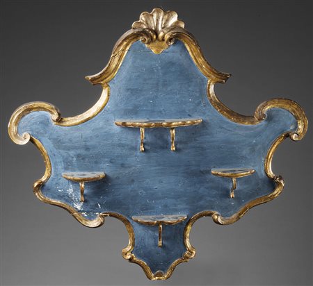 Pannello con mensole di forma sagomata laccato blu con profili di forma mossa...