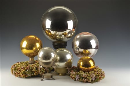 Collezione di sei witchball di diametro diverso poggiate su basi di epoca e...